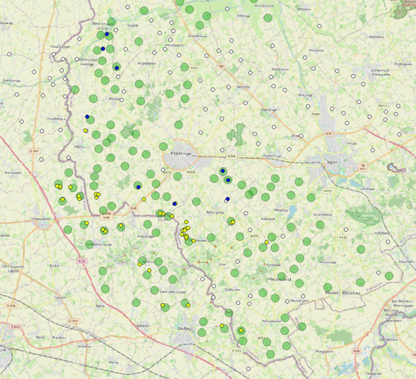 Alle 135 getelde punten van Kiek'n Gors Westhoek (Groene cirkels, 300m-waarnemingsgrens); waarnemingen geelgors (gele stippen), waarnemingen ringmus (blauwe stippen), niet-getelde punten (witte stippen).